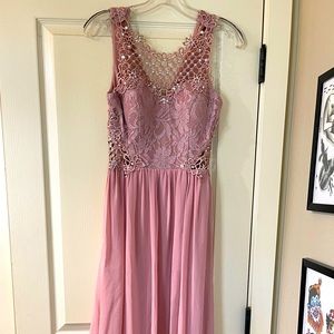 Beautiful prom/ brides maid/ wedding gown. Very elegant,light weight.